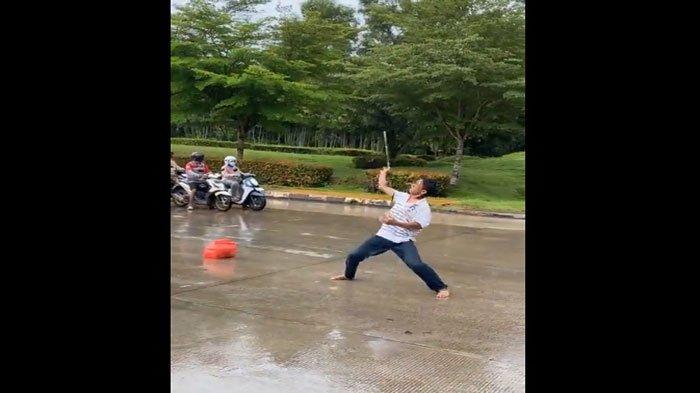PENJUAL TISU VIRAL - Sudana Abdullah alias Cobra atau dikenal juga Sun Go Kong Batam, penjual tisu yang viral di Batam kembali berjualan tisu di Lampu Merah Laluan Madani, Jumat (4/4/2025) sore.