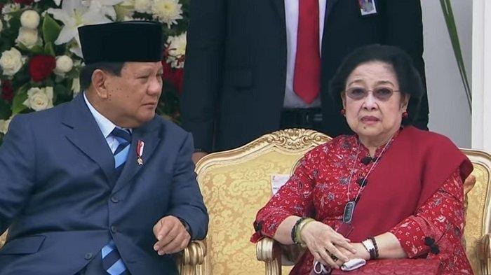 Prabowo Subianto dan Megawati Soekarnoputri terlihat berbincang jelang upacara peringatan HUT ke-77 TNI di Lapangan Istana Merdeka, Jakarta, Rabu (5/10/2022)