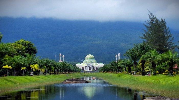 PEMANDANGAN - Pemandangan indah menjadi latar belakang Masjid Agung Natuna, satu masjid termegah di ujung utara Indonesia yang menjadi pusat spiritual dan destinasi wisata religi yang menawan.