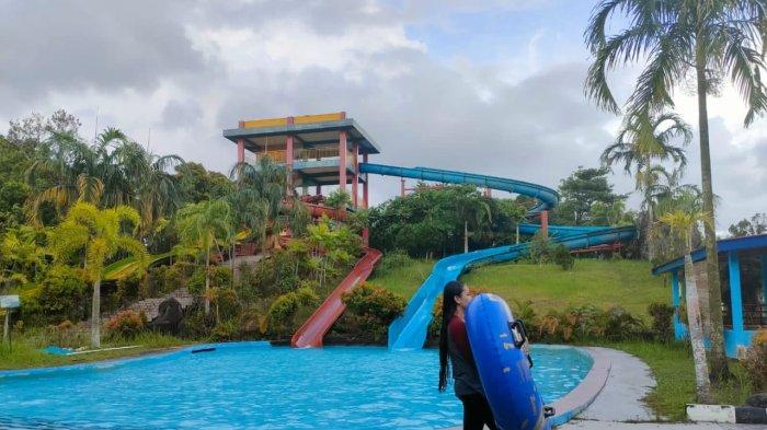 Masyarakat menikmati berbagai wahana permainan air di Areca Waterpark Tanjungpinang, Minggu (7/11/2021)