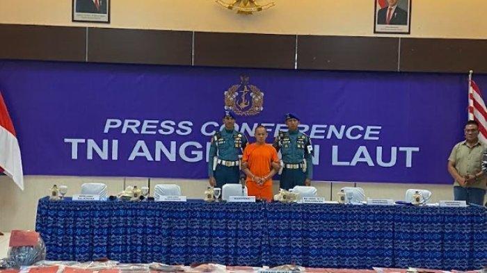 TERSANGKA OKNUM TNI AL JUMRAN - Tersangka Jumran yang dihadirkan saat konfrensi pers pelimpahan berkas kasus pembunuh terhadap Juwita, Selasa (8/4/2025) siang. Kelasi I Jumran dijerat pasal pembunuhan berencana