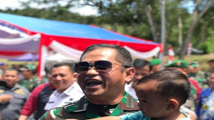 Kepala Staf Angkatan Darat (KSAD) Jenderal TNI Maruli Simanjuntak saat menggendong anak kecil di Pulau Galang dalam kunjungannya ke Batam, Kamis (8/8/2024)