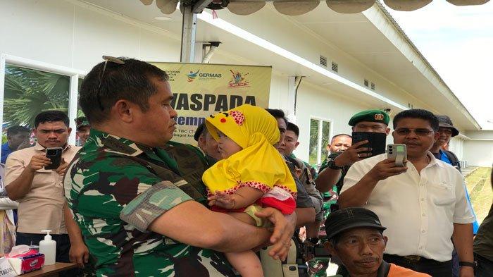 Kepala Staf Angkatan Darat (KSAD) Jenderal TNI Maruli Simanjuntak saat menggendong anak kecil di Pulau Galang dalam kunjungannya ke Batam, Kamis (8/8/2024)