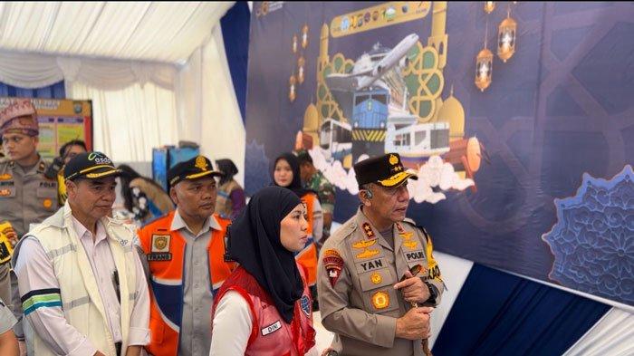 TERIMA KUNJUNGAN - Kepala BPTD Kelas II Kepri Dini Kusumahati menerima kunjungan Kapolda Kepri Irjen Pol Yan Fitri Halimansyah saat meninjau posko terpadu di Pelabuhan Roro Punggur Batam, Senin (8/4/2024)