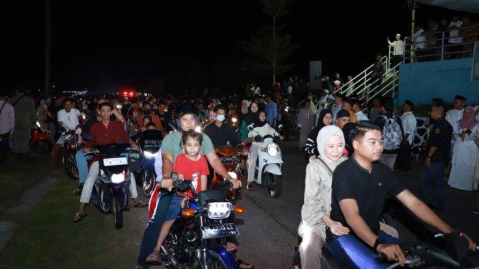 PAWAI TAKBIRAN - Warga Dabo Singkep, Kabupaten Lingga, Provinsi Kepri mengikuti pawai takbiran, Selasa (9/4/2024) malam.
