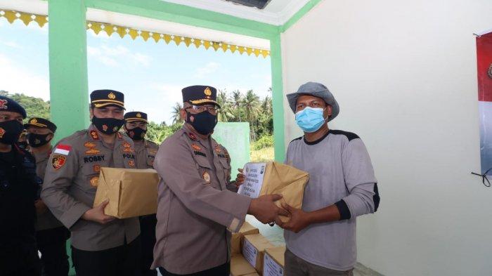 Wakapolda Kepri, Brigjen Pol Darmawan saat menyerahkan paket sembako kepada warga di Desa Berhala, Kecamatan Singkep Selatan, Kabupaten Lingga, Provinsi Kepri, Sabtu (10/4/2021)