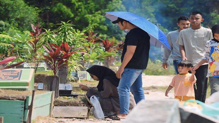 ZIARAH - Suasana ziarah kubur jelang Ramadan di kawasan Komplek Pemakaman Islam Sei Temiang, Kecamatan Sekupang, Batam, Senin (11/3/2024)