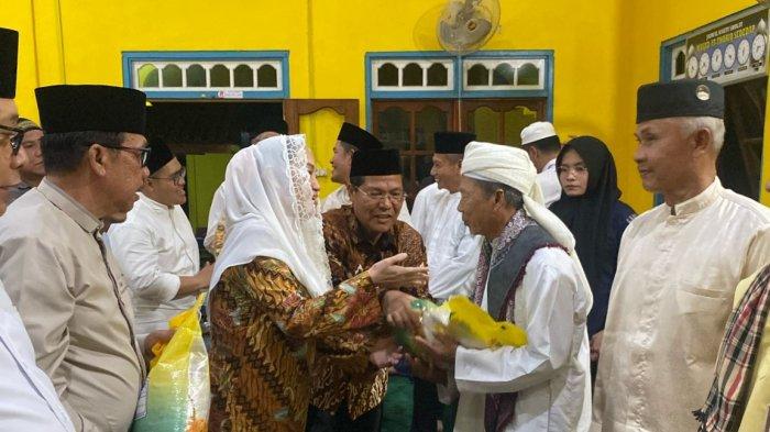 BANTUAN - Bupati Natuna Cen Sui Lan saat menyerahkan bantuan beras kepada warga lansia di Desa Sededap, Kecamatan Pulau Tiga