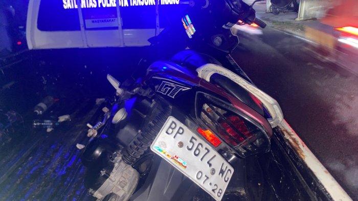 LAKALANTAS - Satu unit sepeda motor yang terlihat kecelakaan lalu lintas di Jalan Kamboja, Kota Tanjungpinang, Provinsi Kepulauan Riau (Kepri) pada Jumat (11/7/2025) malam diangkut ke mobil polisi.