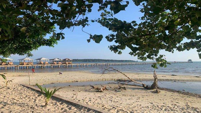 Dua anak kecil sedang berlarian di Pantai Tanjung Siambang, destinasi wisata di Tanjungpinang, Selasa (12/7/2022)