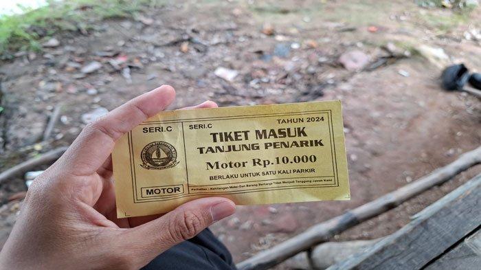 Karcis parkir di bawah Jembatan 1 Barelang. Foto diambil Minggu (12/5/2024)