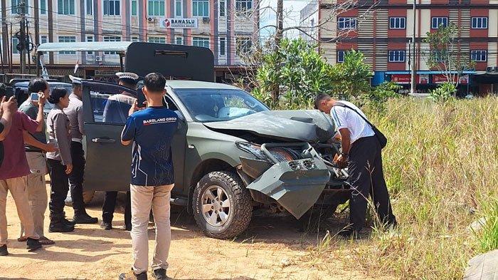 KECELAKAAN DI BINTAN - Kapolres Bintan AKBP Yunita Stevani saat melihat mobil dinas TNI, mobil operasional Kogabwilhan Tanjungpinang yang terlibat kecelakaan di Bintan, Jumat (14/2/2025).