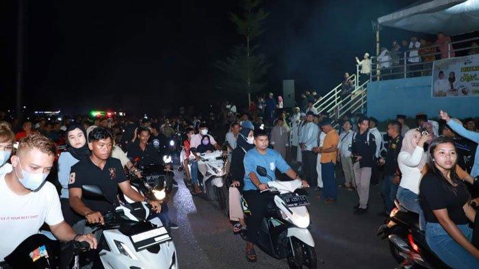 TAKBIRAN DI LINGGA - Potret warga Lingga mengendarai sepeda motor saat malam takbiran Lebaran Idulfitri 1445 Hijriah di Lapangan Merdeka Dabo Singkep, Kabupaten Lingga, Provinsi Kepri, Selasa (9/4/2024). Sementara itu, pelaku usaha bengkel di Lingga akui banyak pelanggan yang datang mendekati Lebaran.