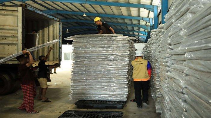 Pekerja menata bilik pemungutan suara yang tiba di Gudang Logistik KPU Batam di Sekupang, Kota Batam, Sabtu (14/10/2023). KPU Batam menerima 12.964 bilik
pemungutan suara untuk kebutuhan perlengkapan di 3241 TPS pada pemilu serentak 2024 di Kota Batam.