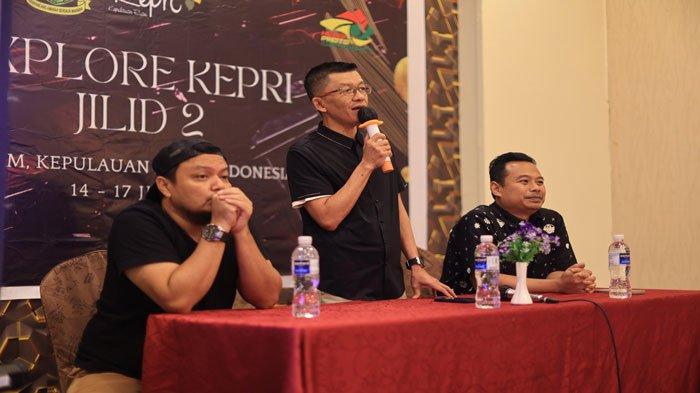 EXPLORE KEPRI 2025 - Kepala Dinas Pariwisata Kepri Hasan bicara di depan peserta Explore Kepri 2025 yang diikuti ratusan fotografer termasuk dari luar negeri, bertempat di Ballroom The Golden Bay Hotel, Bengkong, Kota Batam, Senin (14/7/2025) malam