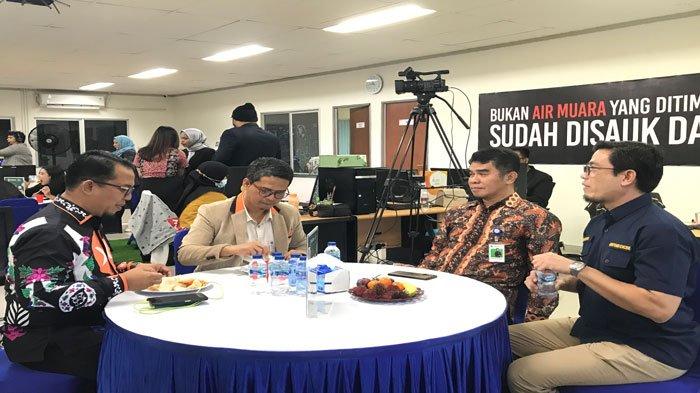Kepala Bea Cukai Batam, Ambang Priyonggo dan tamu undangan lainnya saat menghadiri HUT ke-19 Tribun Batam, Jumat (15/9/2023)