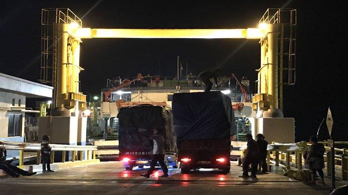ANTRE - Kendaraan masuk Kapal Roro di Pelabuhan Telaga Punggur Batam.