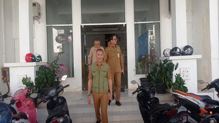 SIDAK - Wakil Bupati (Wabup) Natuna, Rodhial Huda dan Sekretaris Daerah (Sekda) Natuna, Boy Wijanarko melakukan inspeksi mendadak (Sidak) ke seluruh kantor Organisasi Perangkat Daerah (OPD) di hari pertama kerja usai cuti lebaran Idulfitri 1445 Hijriah, Selasa (16/4/2024).