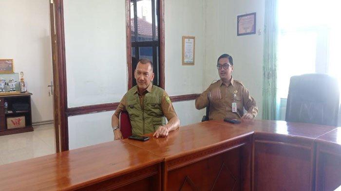 SIDAK - Wakil Bupati (Wabup) Natuna, Rodhial Huda dan Sekretaris Daerah (Sekda) Natuna, Boy Wijanarko melakukan inspeksi mendadak (Sidak) ke seluruh kantor Organisasi Perangkat Daerah (OPD) di hari pertama kerja usai cuti lebaran Idulfitri 1445 Hijriah, Selasa (16/4/2024).