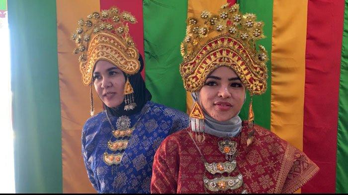 Pengunjung saat berpakaian adat melayu di Balai Adat Indera Perkasa di Pulau Penyengat, Tanjungpinang, Kepri