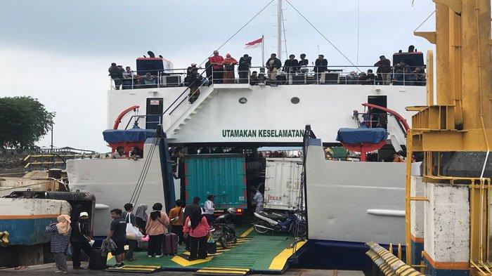 KAPAL RORO - KMP Lome di Pelabuhan Roro Telaga Punggur Batam. Simak jadwal kapal roro dari Batam hari ini, Jumat (17/11/2023)