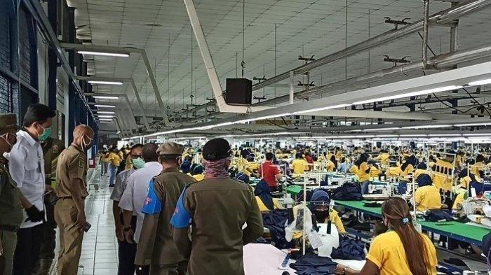 PERUSAHAAN GARMEN - Perusahaan garmen di KBN Cilincing, Jakarta Utara, masih beroperasi saat penerapan PSBB di DKI Jakarta