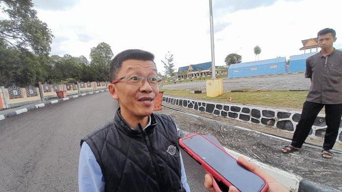 BERI TANGGAPAN - Pj Wali Kota Tanjungpinang Hasan beri tanggapan ke awak media terkait penetapan dirinya sebagai tersangka kasus lahan di Bintan, Jumat (19/4/2024)
