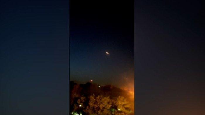 LEDAKAN - Penampakan langit di Isfahan, Iran menyusul laporan ledakan.