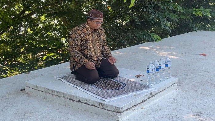 Ustaz Candra dari Yayasan An Nubuwwah Batam membaca doa setelah gelar Salat Gaib di Jembatan 1 Barelang saat prosesi ruqyah, Jumat (19/7/2024)