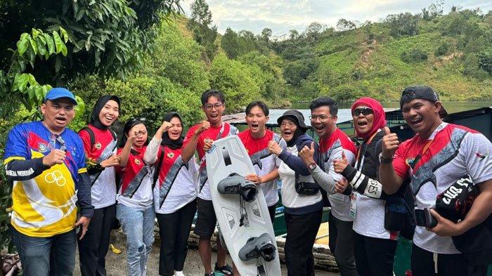 Jason (tengah) bersama dengan tim ski air Kepri di PON Aceh-Sumut, Rabu (18/9/2024)