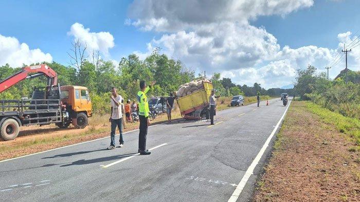 KECELAKAAN - Anggota Satlantas Polres Bintan mengamankan lokasi kecelakaan di Jalan Lintas Barat, Desa Kuala Sempang, Bintan, Selasa (20/2/2024). Satu orang dilarikan ke rumah sakit pasca kecelakaan