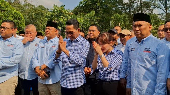 DAFTAR KPU - Pasangan Amsakar Achmad dan Li Claudia Chandra daftar ke KPU Kota Batam