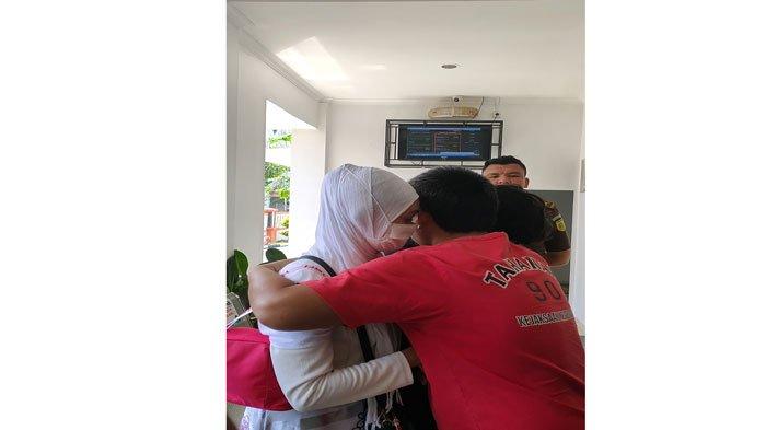 BERPELUKAN - Momen Bang Long berpelukan dengan istri dan anak semata wayangnya, usai jalani sidang pembacaan pledoi terkait aksi bela Rempang di Pengadilan Negeri Batam, Rabu (21/2/2024)