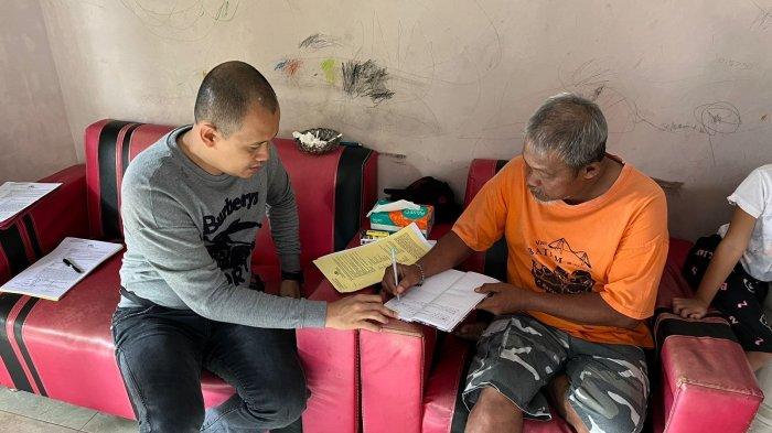 Ketua LSM Forkot di Natuna ditangkap Subdit Tipidkor Ditreskrimsus Polda Kepri, Kamis (20/7/2023) siang. Tersangka bernama Wan Sofian dibawa dari Natuna menuju Mapolda Kepri menggunakan pesawat Nam Air lewat Bandara Hang Nadim Batam, Kamis (20/7/2023) sore.