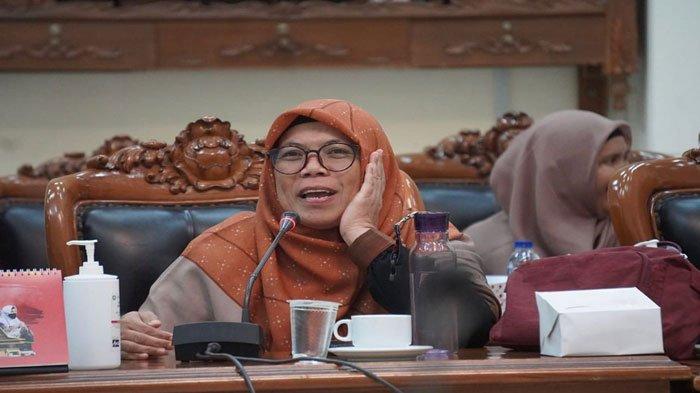 Wakil Ketua Komisi II DPRD Tanjungpinang Ismiyati menolak rencana kenaikan tarif pass pelabuhan Sri Bintan Pura, Tanjungpinang