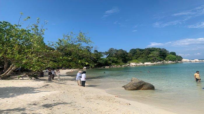 Pengunjung wisata Pantai Trikora 3 di Bintan, Minggu (22/10/2023)