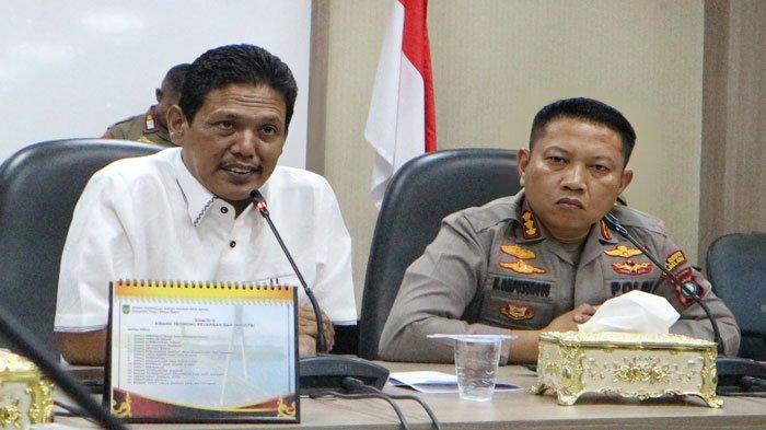 Wakil Ketua I DPRD Batam Muhammad Kamaluddin bersama Kapolresta Barelang Kombes Pol Heribertus Ompusunggu saat menerima mahasiswa yang berunjuk rasa mengawal putusan Mahkamah Konstitusi (MK) terkait Pilkada di Gedung DPRD Batam, Jumat (23/8/2024)