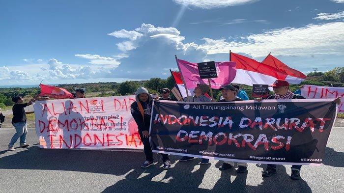 Aksi mahasiswa dan AJI Tanjungpinang di depan Kantor DPRD Kepri, Jumat (23/8/2024)