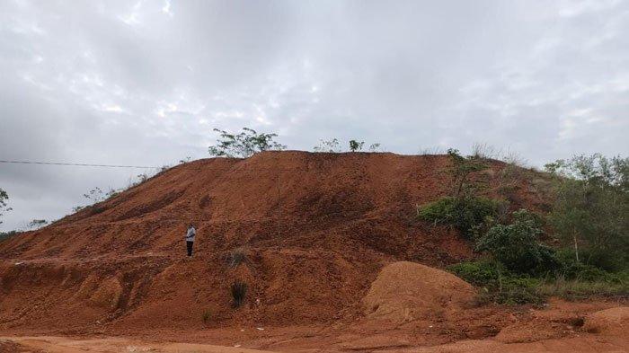 STOCKPILE BIJIH BAUKSIT - Salah satu lokasi stockpile bijih bauksit di Tanjung Moco, Dompak, Kota Tanjungpinang