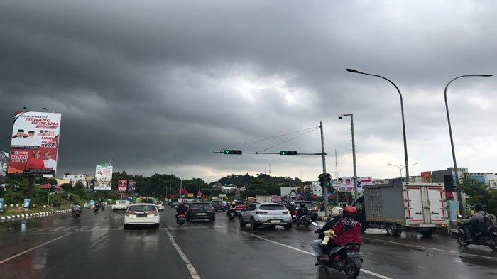 CUACA BURUK - Cuaca buruk landa Batam, terlihat awan gelap masih selimuti langit Batam usai hujan deras