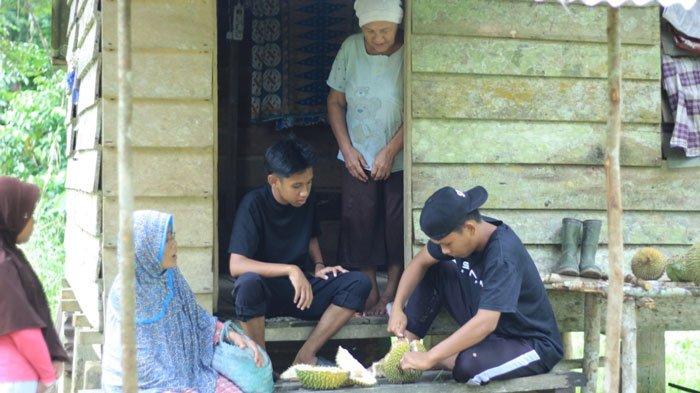 Pondok Kebun Durian di Desa Panggak, Kecamatan Singkep Barat, Kabupaten Lingga, Provinsi Kepri yang dijaga oleh pemilik dan sanak saudaranya, Selasa (26/12/2023)