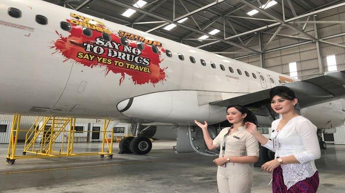 Dua pramugari dari Lion Air Group yakni Super Air Jet dan Lion Air menunjukkan stiker terbaru di pesawat Super Air Jet, Rabu (27/9/2023)