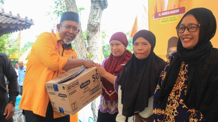 BANTUAN - Ketua MKGR Kepri Rizki Faisal menyerahkan bantuan saat pengurus DPC MKGR Batam masa bakti 2023-2028 di Joglo, Tiban 1, Sekupang Batam, Jumat (29/12/2023)