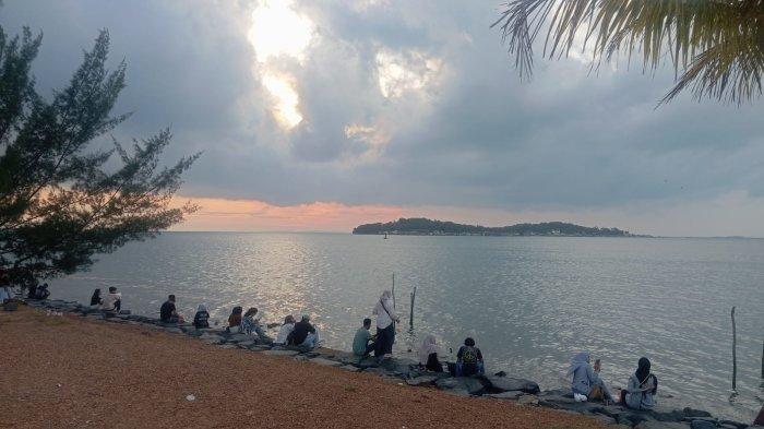 Suasana Sore di Tepi Laut Tanjungpinang