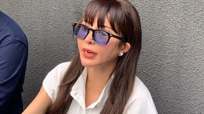 BANTAHAN - - Ayu Aulia saat ditemui di kawasan Gunawarman, Jakarta Selatan, Sabtu (29/3/2025). Ayu menegaskan bahwa isu perselingkuhan Ridwan Kamil dan Lisa tidaklah benar. Begitu juga dengan isu bahwa Lisa memiliki anak dari hubungan gelapnya dengan Ridwan Kamil.