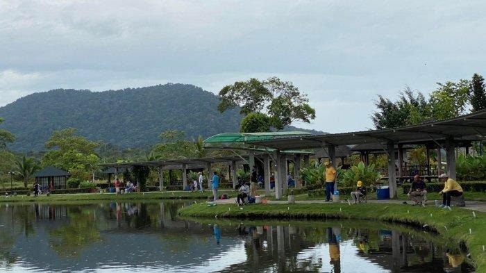 Suasana di tempat wisata Taman Pemancingan Poyotomo Bintan, Kepri