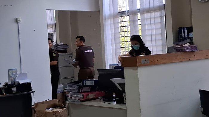 Tim Kejaksaan Negeri Batam geledah ruangan administrasi Gedung RSUD Embung Fatimah, Selasa (30/7/2024)