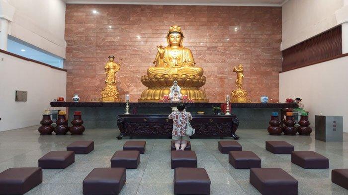 Pengunjung sedang beribadah di Maha Vihara Duta Maitreya Batam