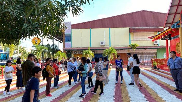 Wisatawan saat datang ke Masjid Cheng Ho Batam di Tanjung Buntung, Bengkong, Sabtu (30/11/2024)