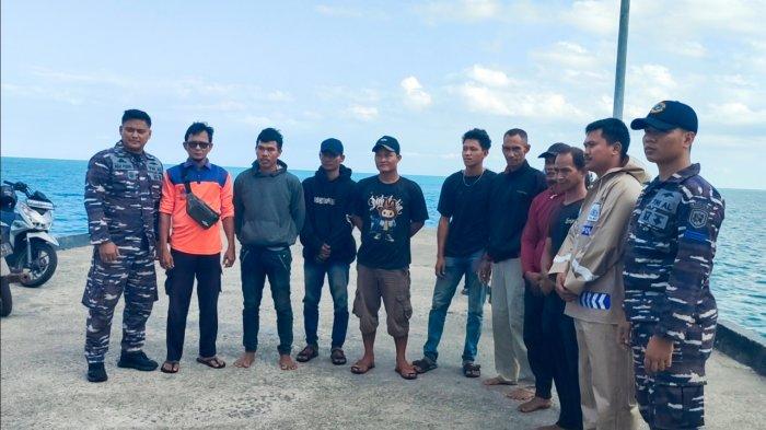 SELAMAT - Tujuh warga Kabupaten Lingga, Provinsi Kepulauan Riau (Kepri), selamat, Sabtu (22/2/2025), usai dikabarkan hilang terombang-ambing di tengah laut selama delapan jam, Jumat (21/2/2022) malam.